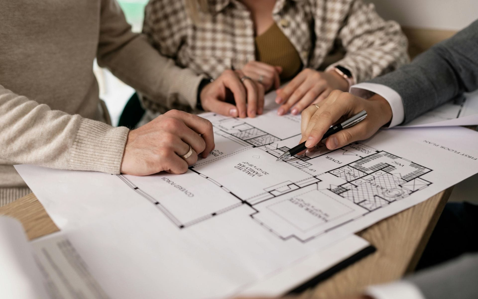 Asegure su Inversión: Cuándo y Cómo Contratar un Asesor Inmobiliario Registrado en Dubái